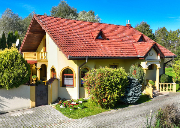5-izbový rodinný dom s bazénom, dvojgarážou a 1000m2 pozemkom