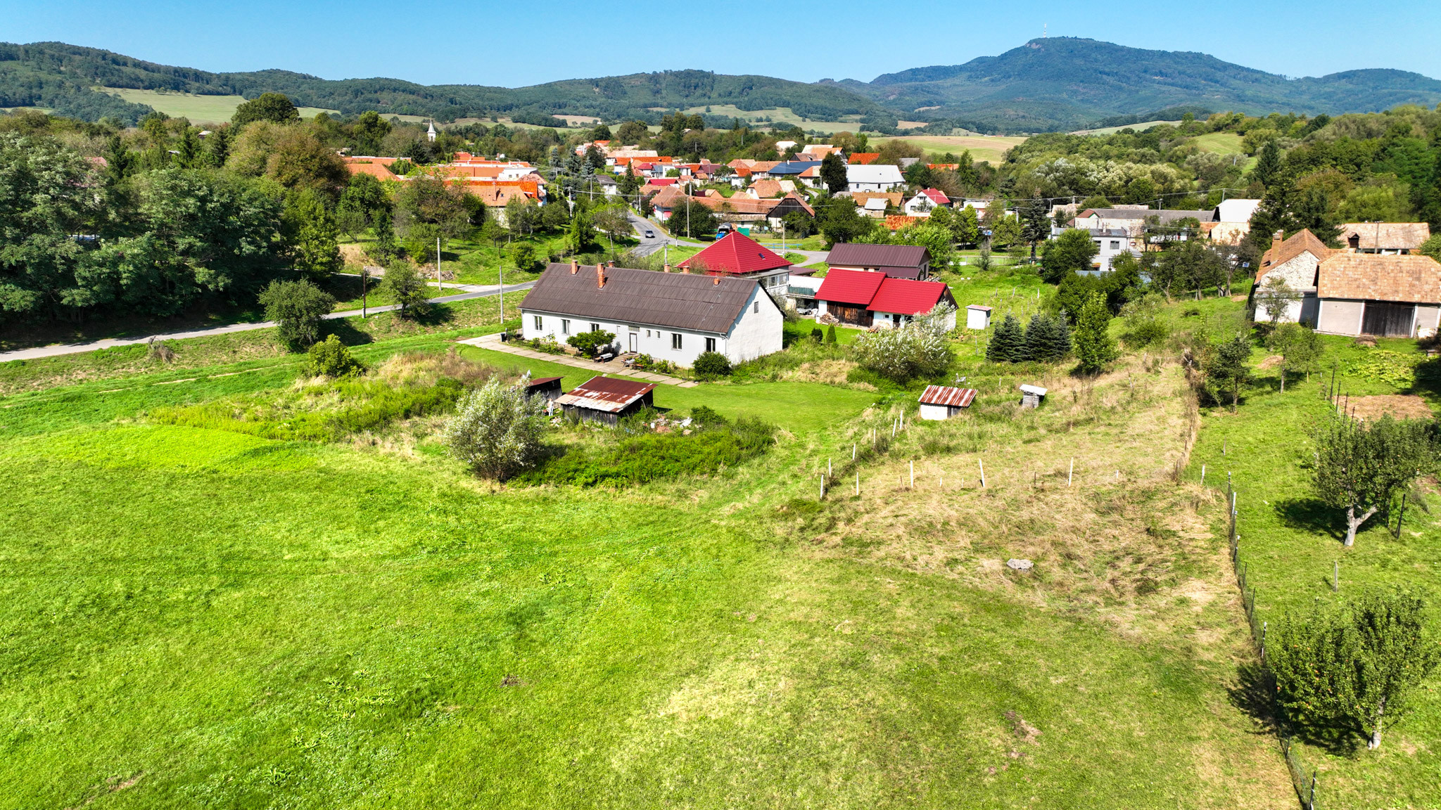 Slnečný, stavebný pozemok o veľkosti 1524m2 v obci Beluj