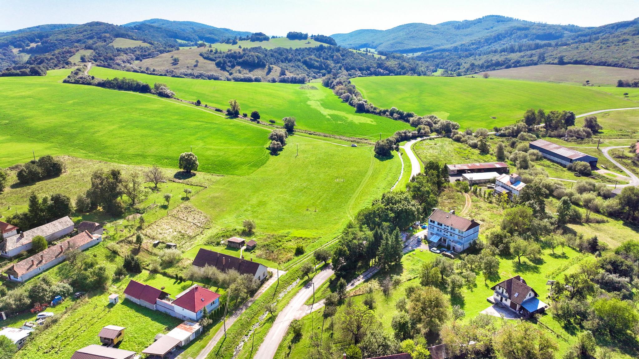 Slnečný, stavebný pozemok o veľkosti 1524m2 v obci Beluj