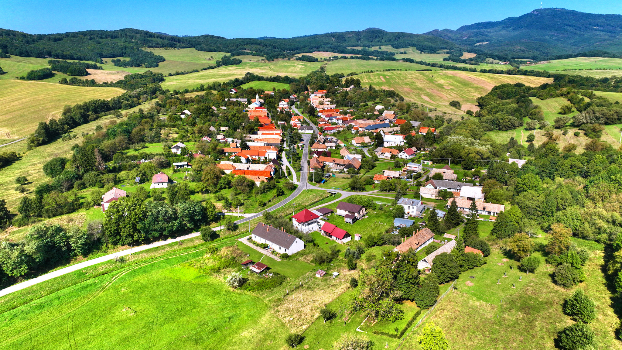 Slnečný, stavebný pozemok o veľkosti 1524m2 v obci Beluj