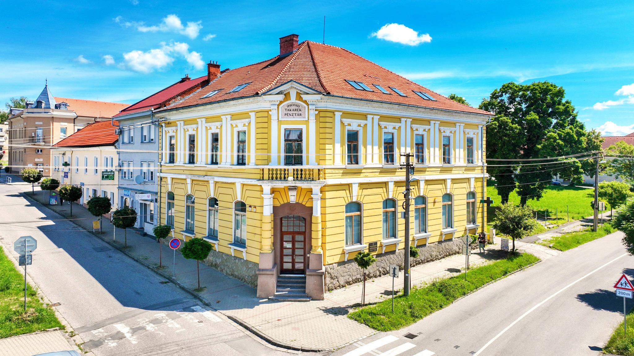 Krásna viacúčelová budova vo výbornom stave v centra mesta Šahy