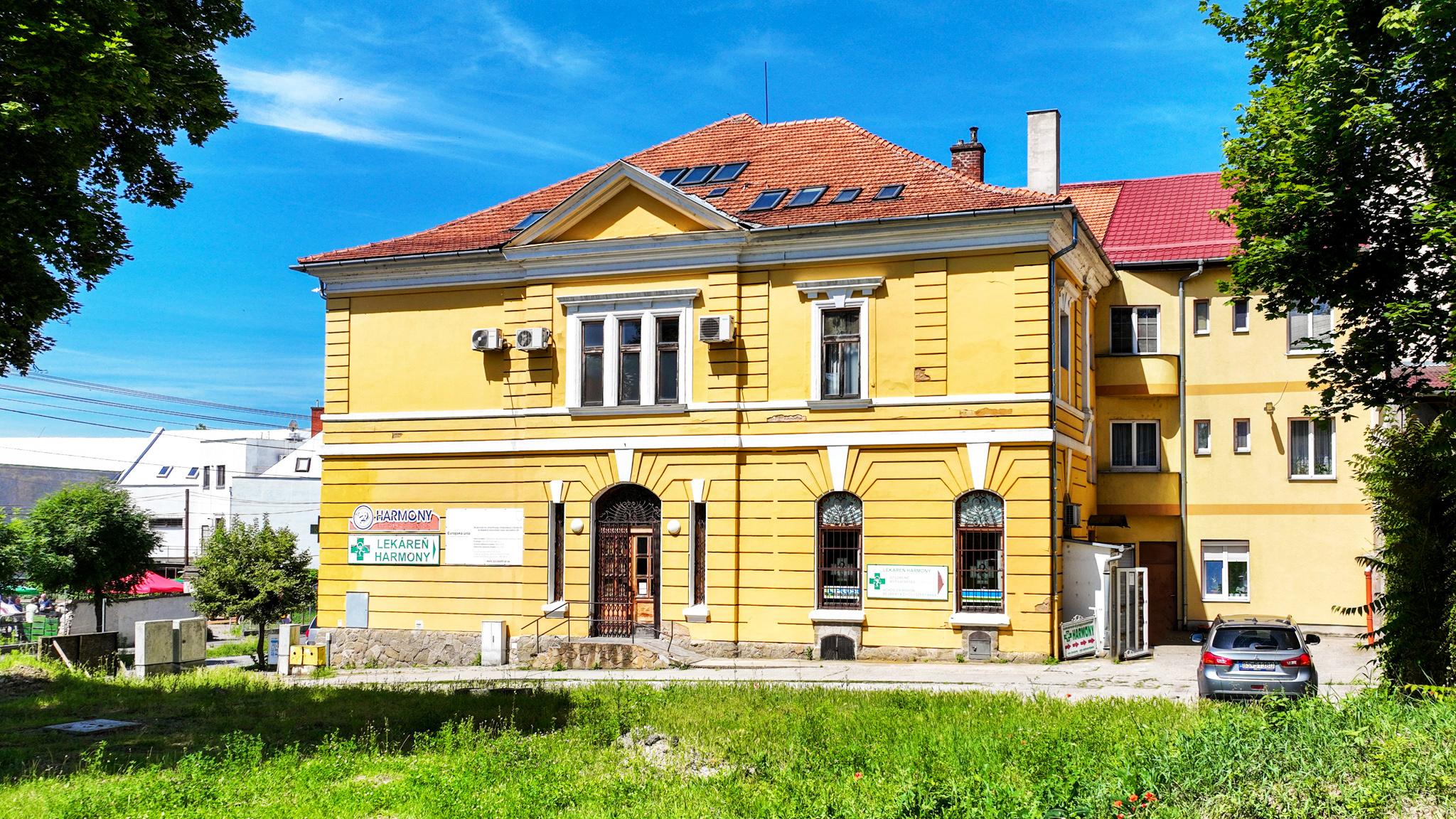 Krásna viacúčelová budova vo výbornom stave v centra mesta Šahy