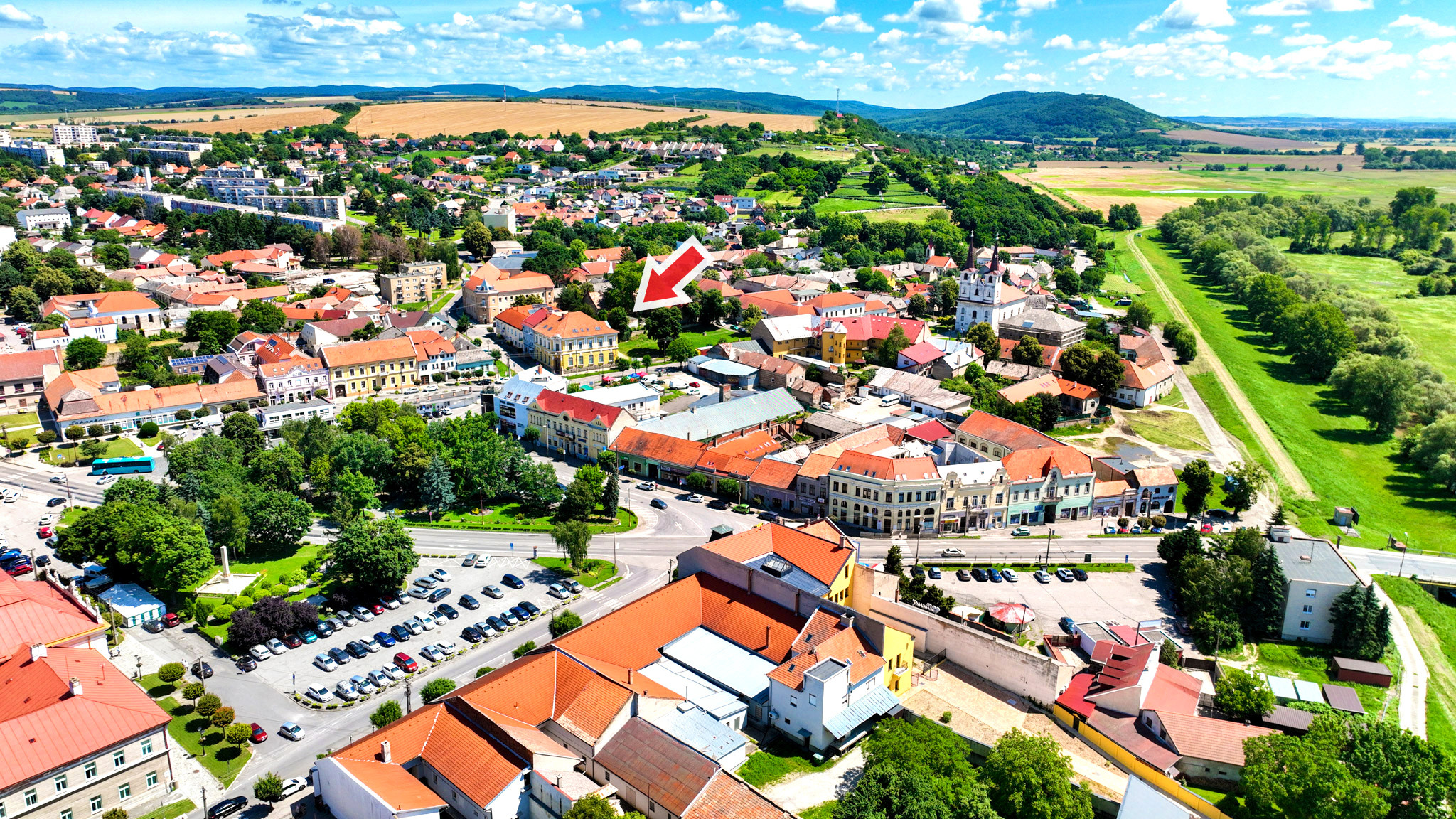 Krásna viacúčelová budova vo výbornom stave v centra mesta Šahy