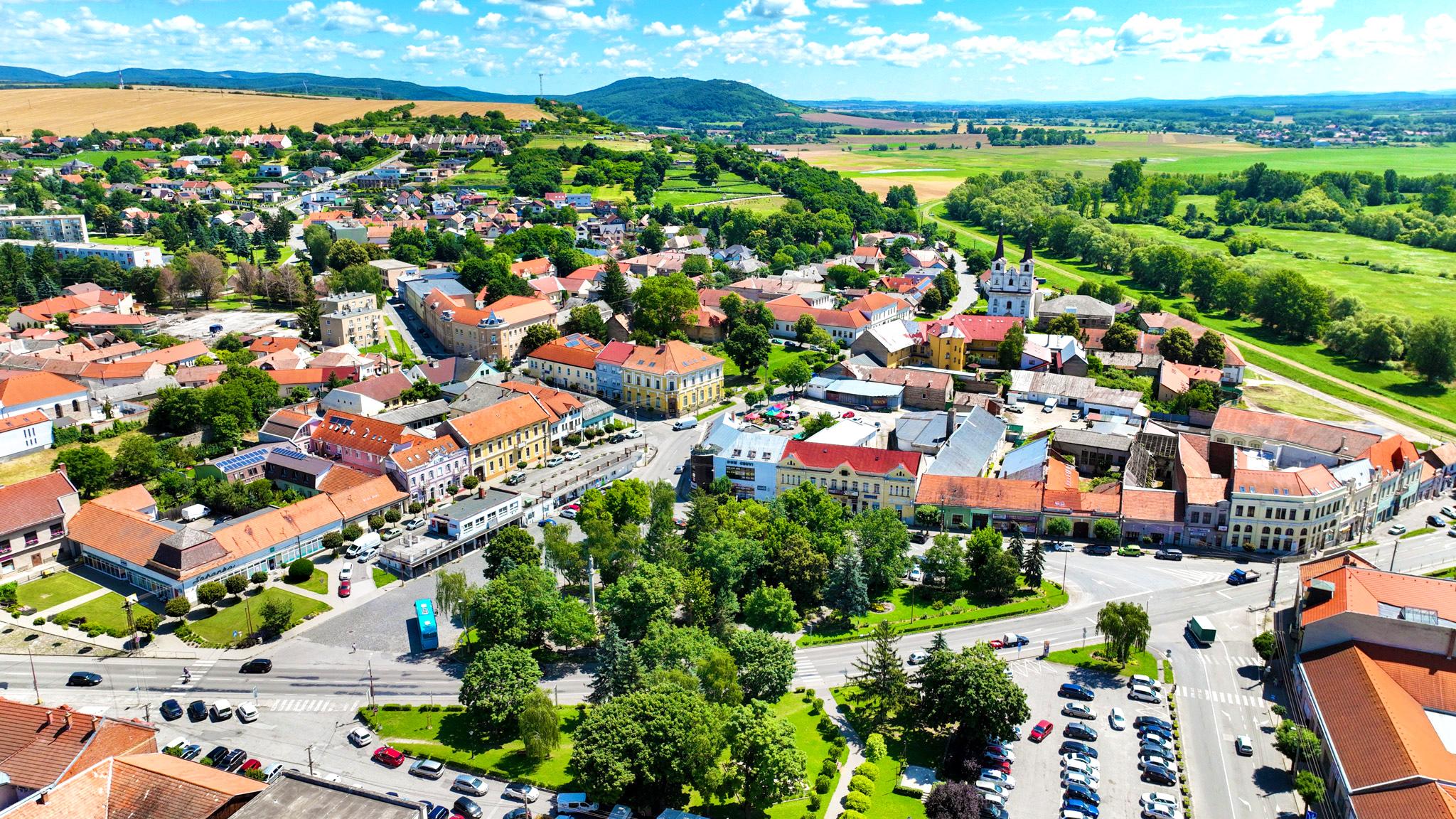 Krásna viacúčelová budova vo výbornom stave v centra mesta Šahy