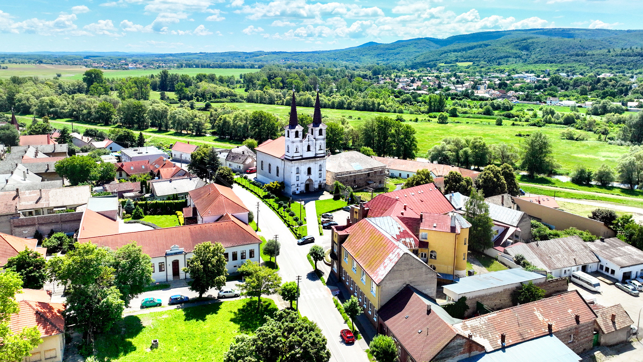 Krásna viacúčelová budova vo výbornom stave v centra mesta Šahy