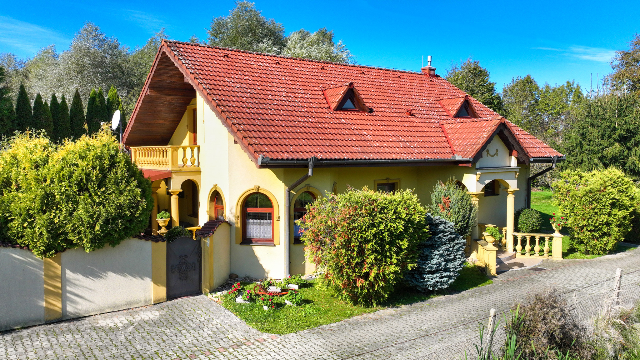 5-izbový rodinný dom s  bazénom, dvojgarážou a 1500m2 pozemkom