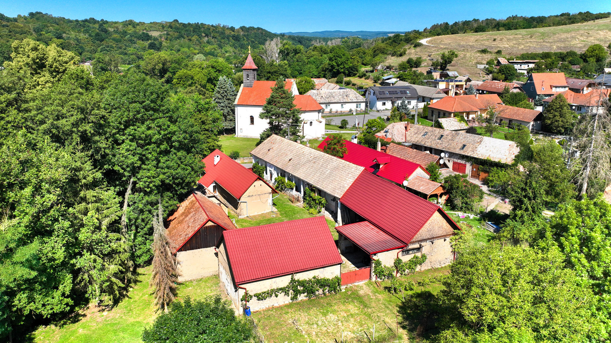 REZERVOVANÉ - Vidiecka usadlosť s pozemkom 6738m2, Šipice