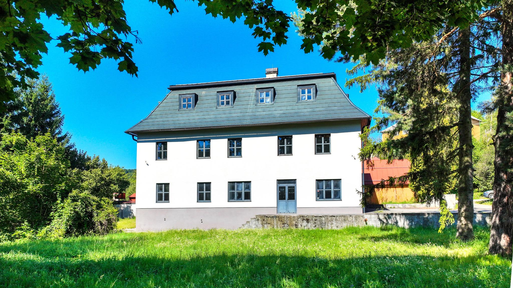 Zrekonštruovaná budova - 1300m2 pozemok Banská Štiavnica