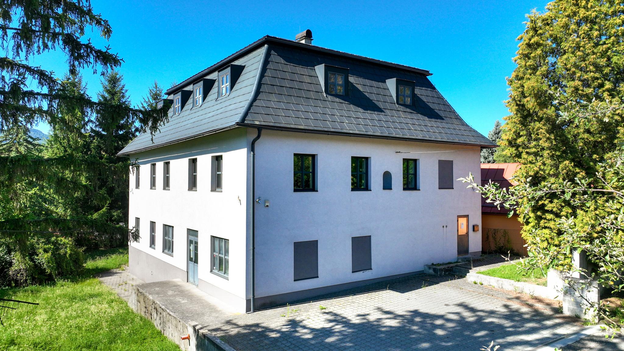 Zrekonštruovaná budova - 1300m2 pozemok Banská Štiavnica