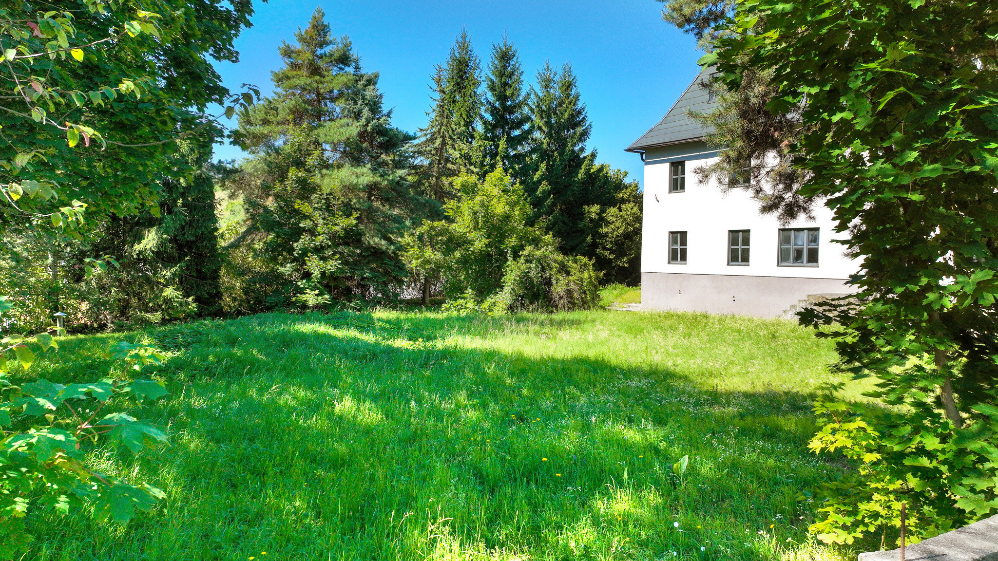 Zrekonštruovaná budova - 1300m2 pozemok Banská Štiavnica