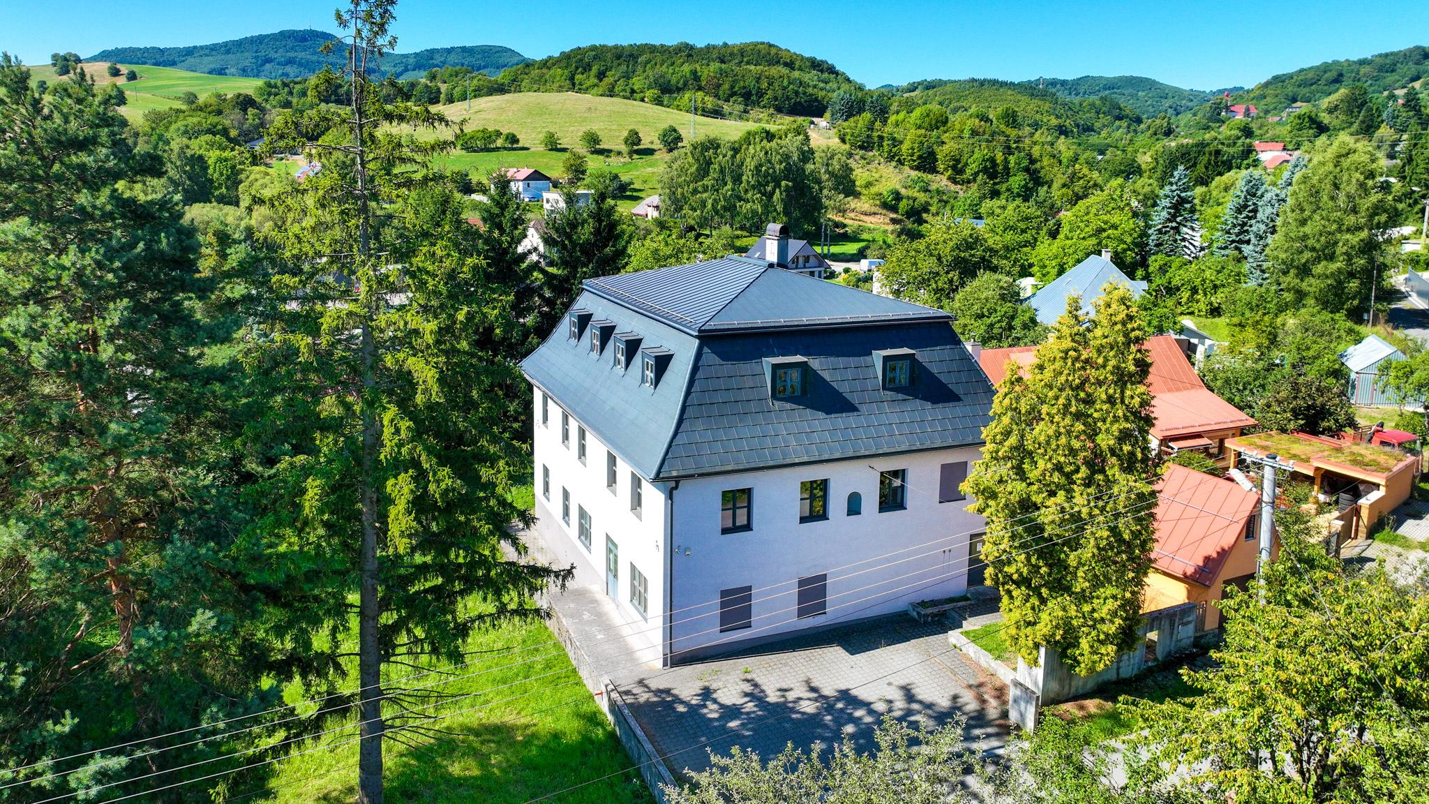 Zrekonštruovaná budova - 1300m2 pozemok Banská Štiavnica