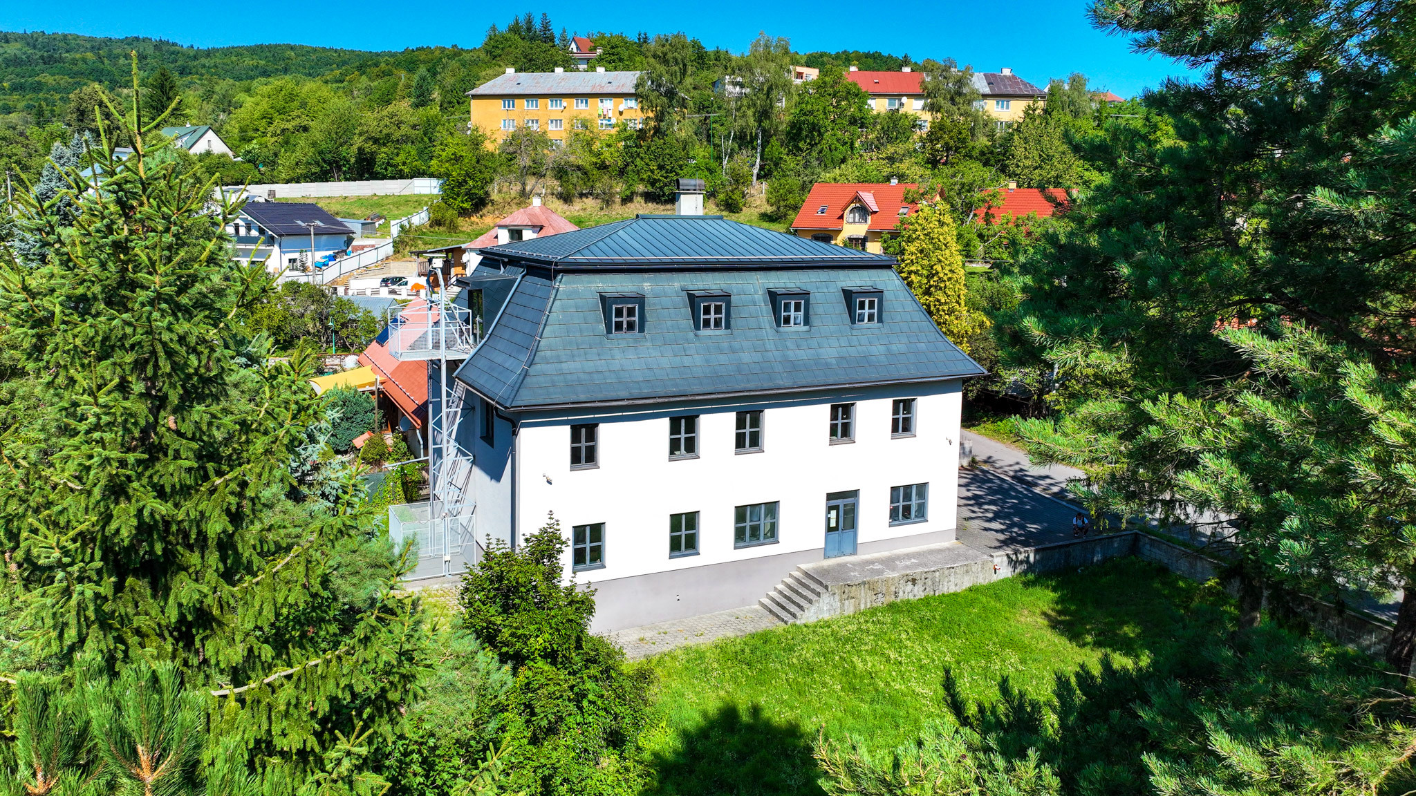 Zrekonštruovaná budova - 1300m2 pozemok Banská Štiavnica