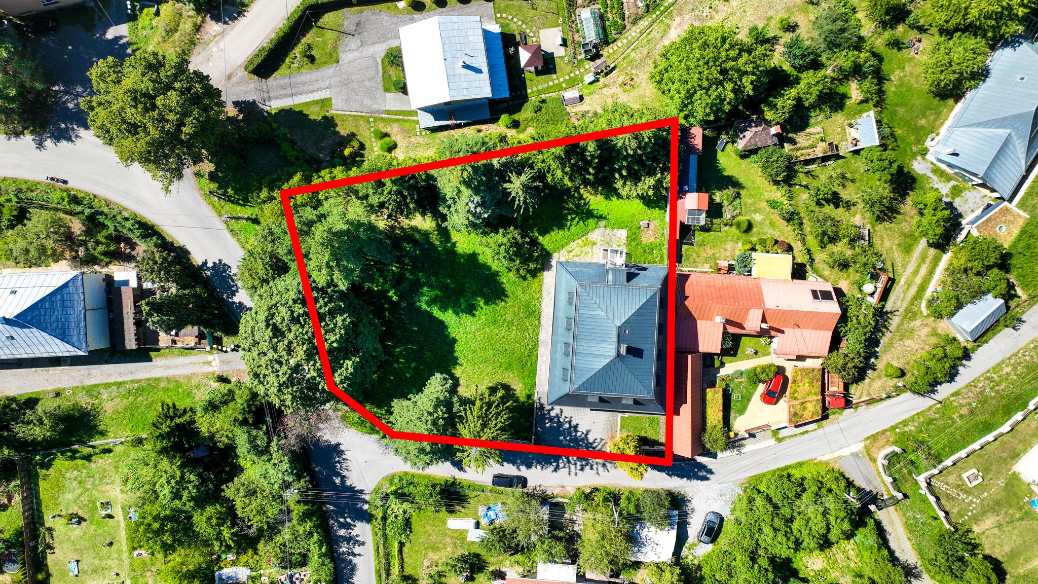 Zrekonštruovaná budova - 1300m2 pozemok Banská Štiavnica