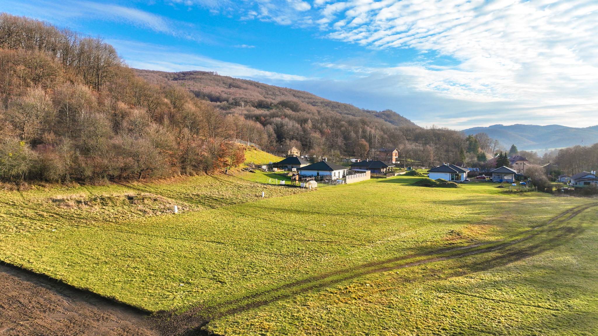 Rovinatý stavebný pozemok 915m2 v obci Prenčov, okr. Banská Štiavnica
