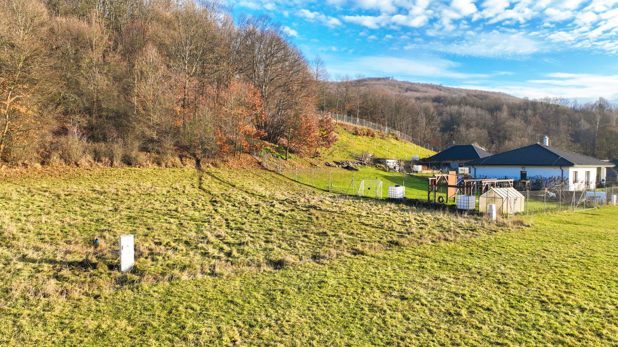 Rovinatý stavebný pozemok 915m2 v obci Prenčov, okr. Banská Štiavnica