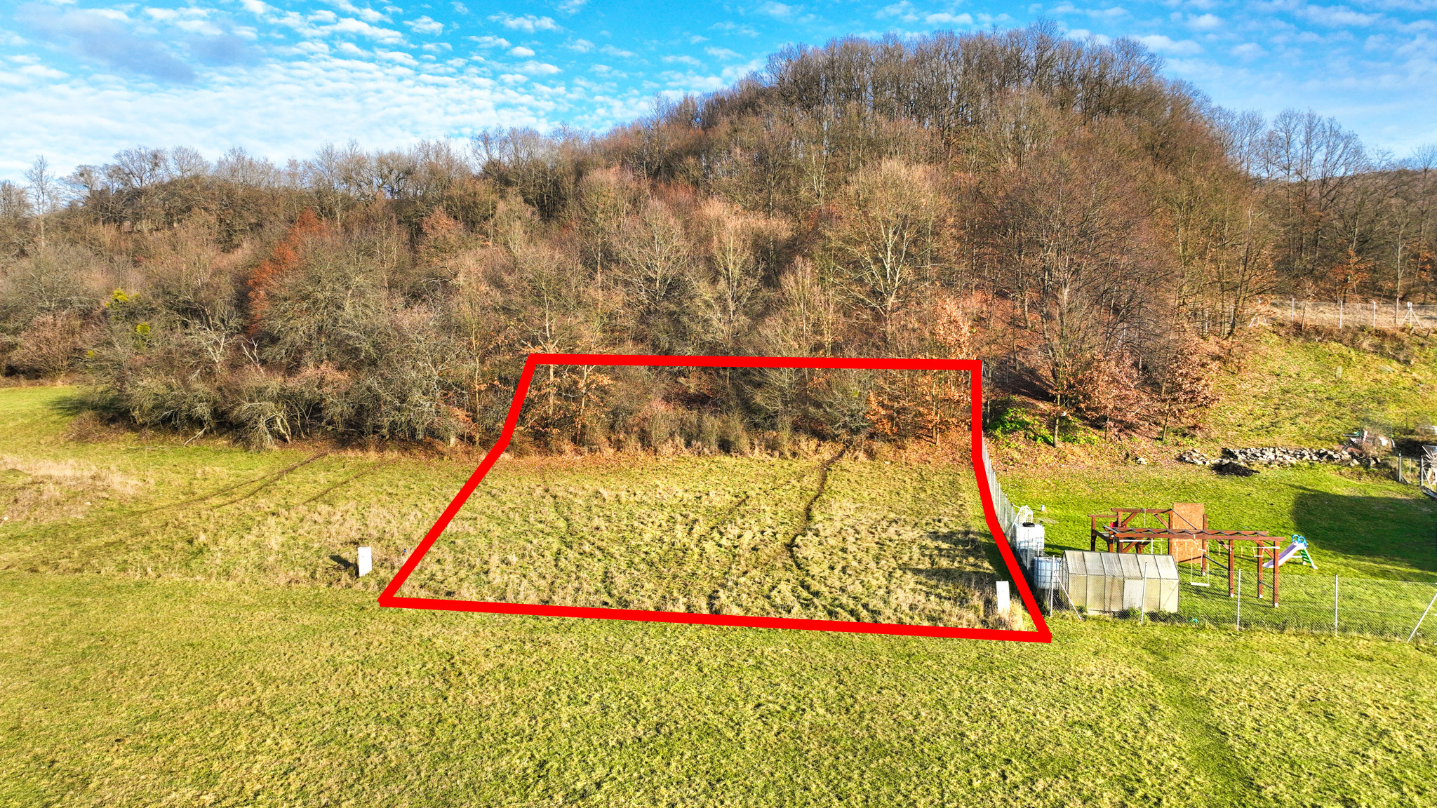 Rovinatý stavebný pozemok 915m2 v obci Prenčov, okr. Banská Štiavnica