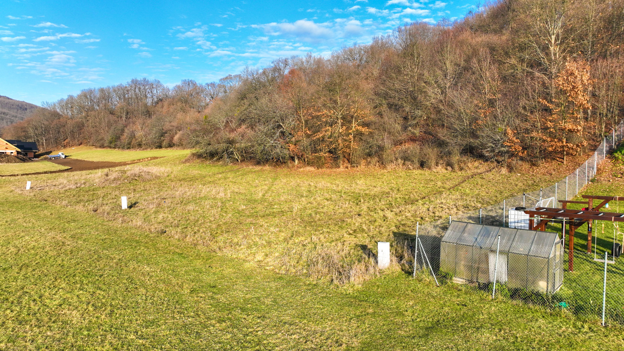 Rovinatý stavebný pozemok 915m2 v obci Prenčov, okr. Banská Štiavnica