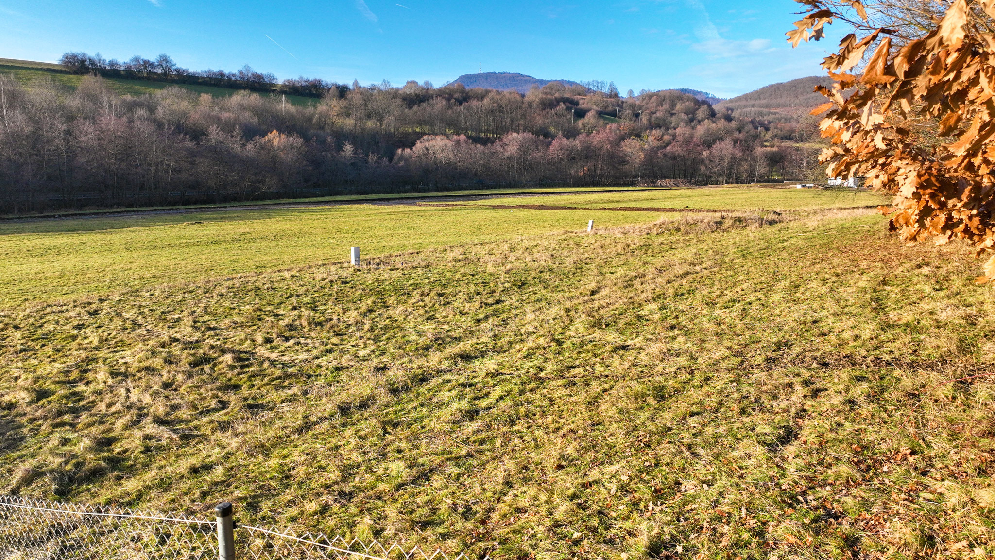 Rovinatý stavebný pozemok 915m2 v obci Prenčov, okr. Banská Štiavnica
