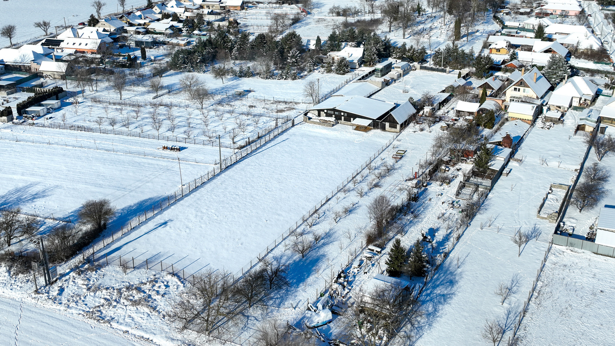 Zabehnutá menšia farma s pozemkom 3800m2 Želiezovce