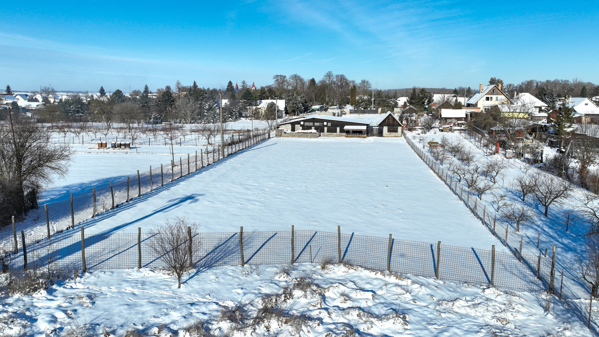Zabehnutá menšia farma s pozemkom 3800m2 Želiezovce