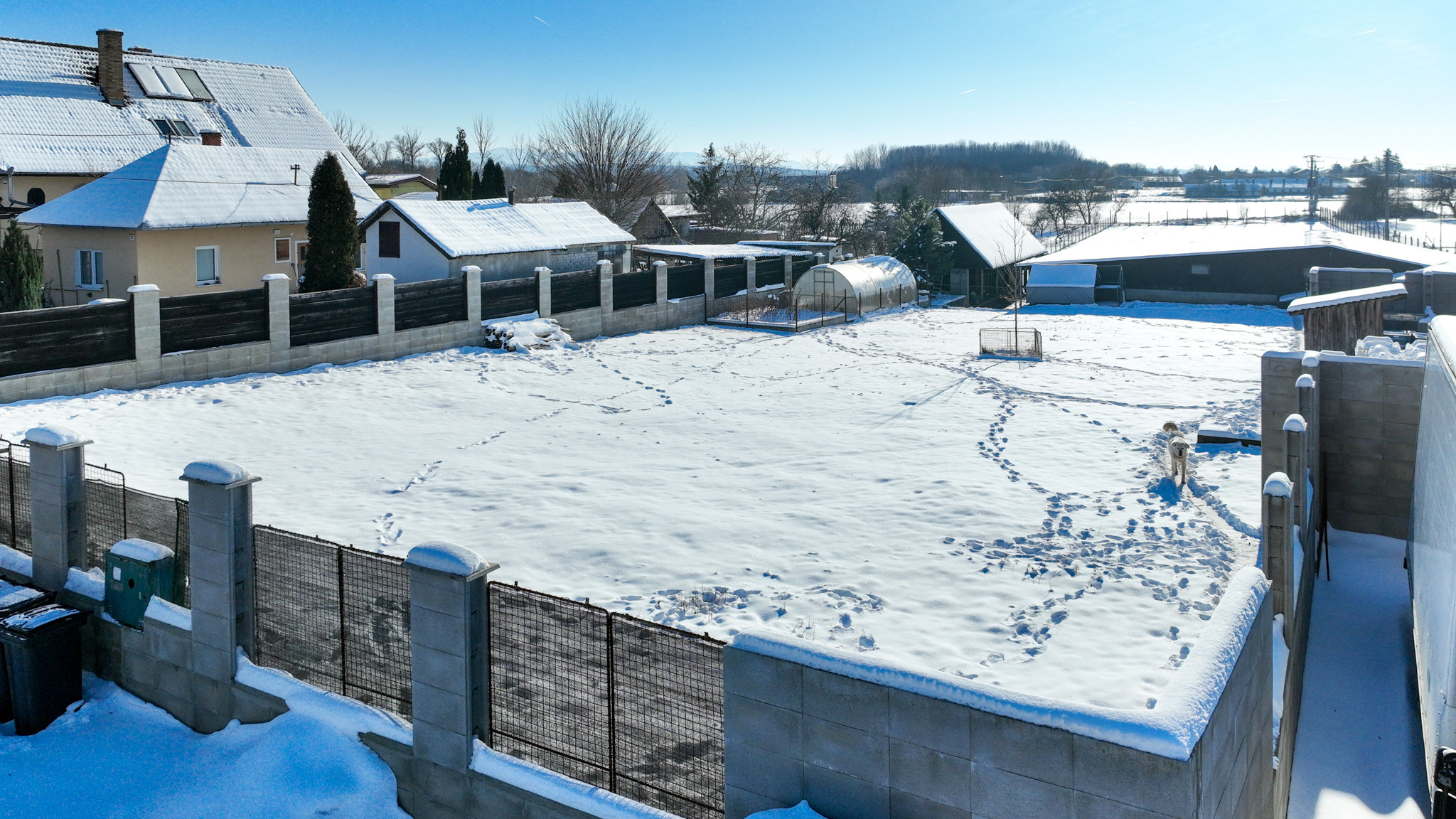 Zabehnutá menšia farma s pozemkom 3800m2 Želiezovce