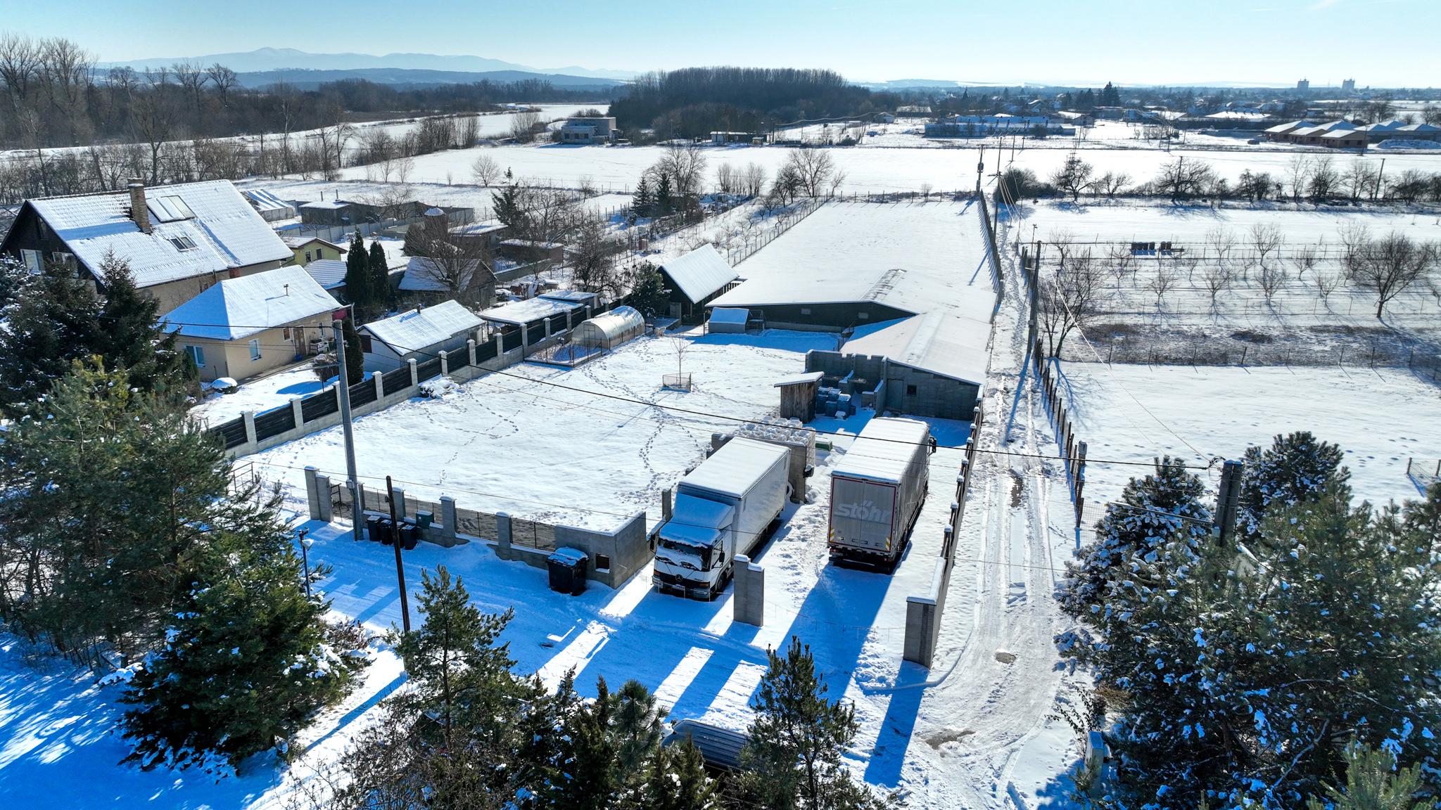 Zabehnutá menšia farma s pozemkom 3800m2 Želiezovce
