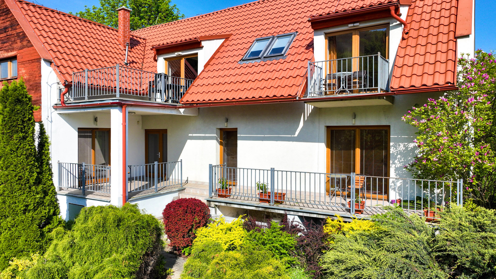 Rodinný dom s 5 bytovými jednotkami a s krásnou záhradou