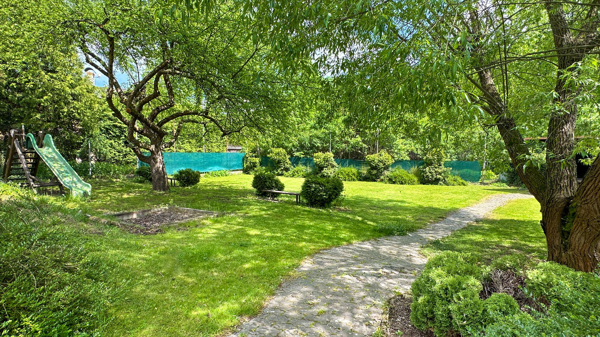 Rodinný dom s 5 bytovými jednotkami a s krásnou záhradou