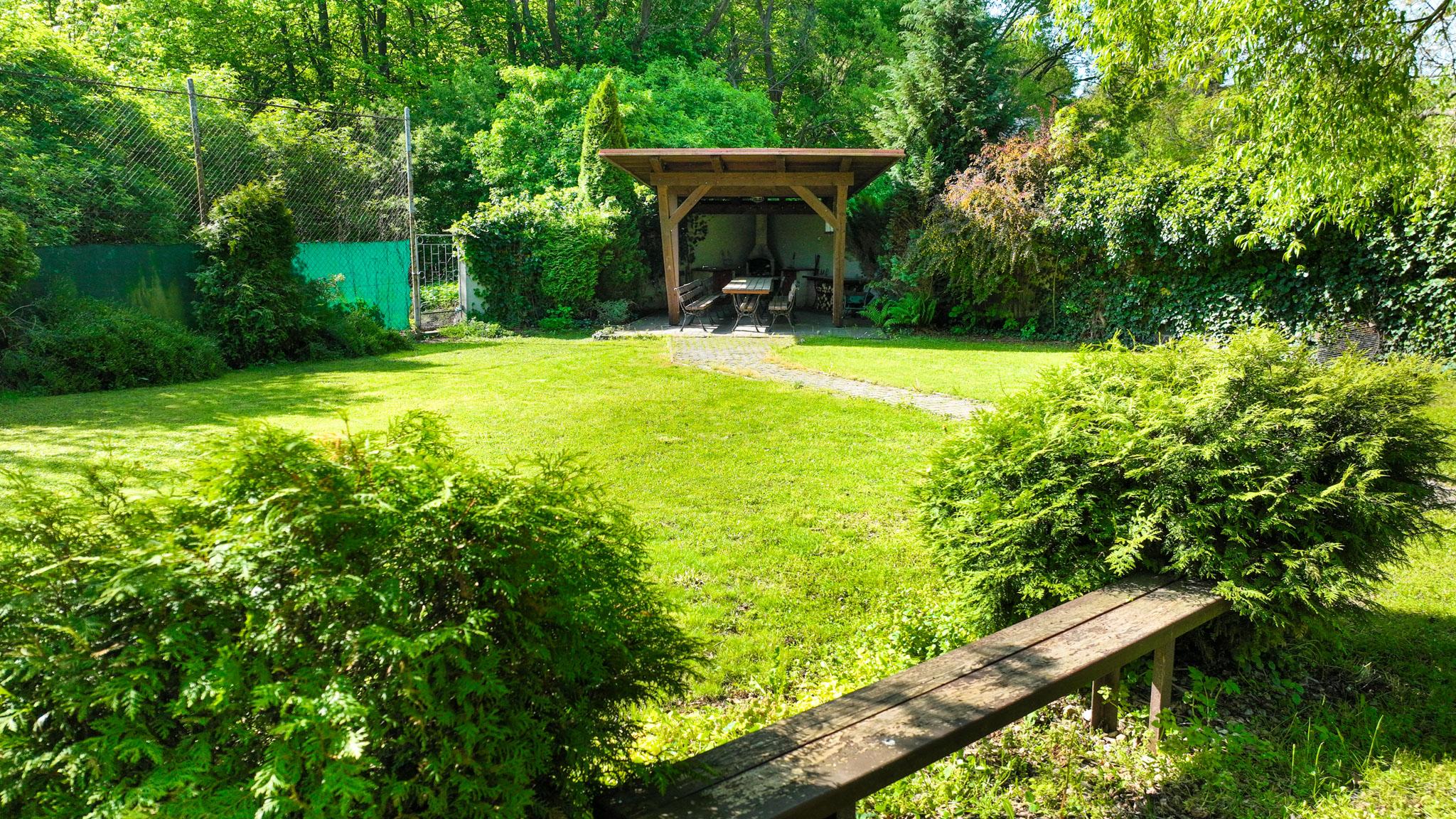 Rodinný dom s 5 bytovými jednotkami a s krásnou záhradou