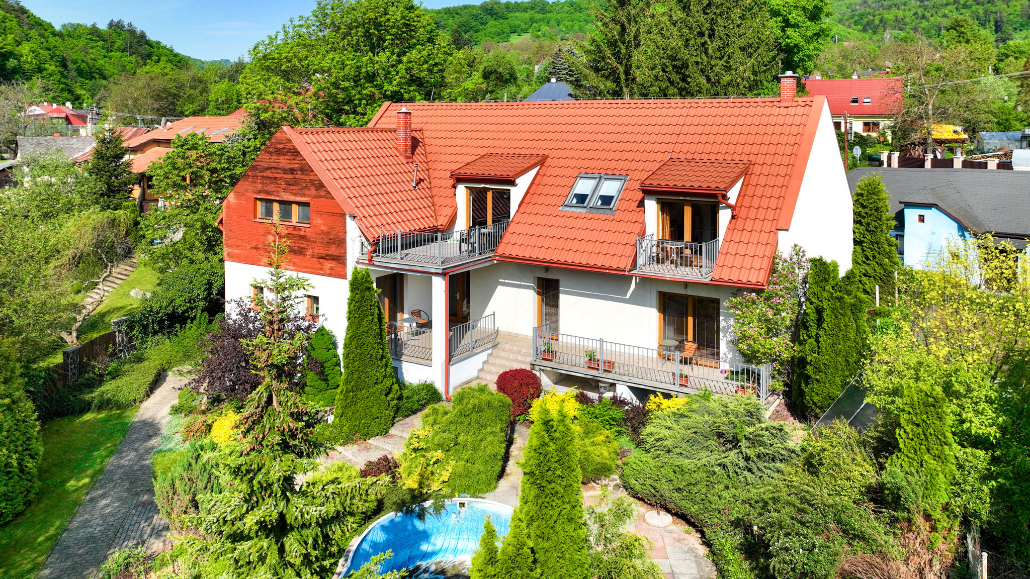 Rodinný dom s 5 bytovými jednotkami a s krásnou záhradou