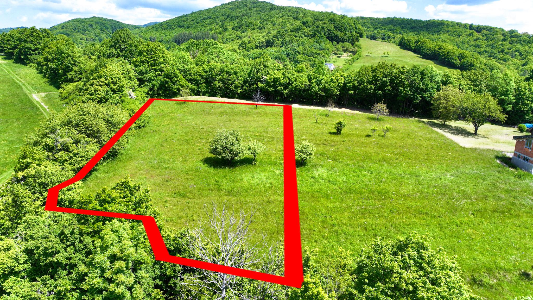 Rovinatý, slnečný pozemok s možnosťou stavby, Banská Belá