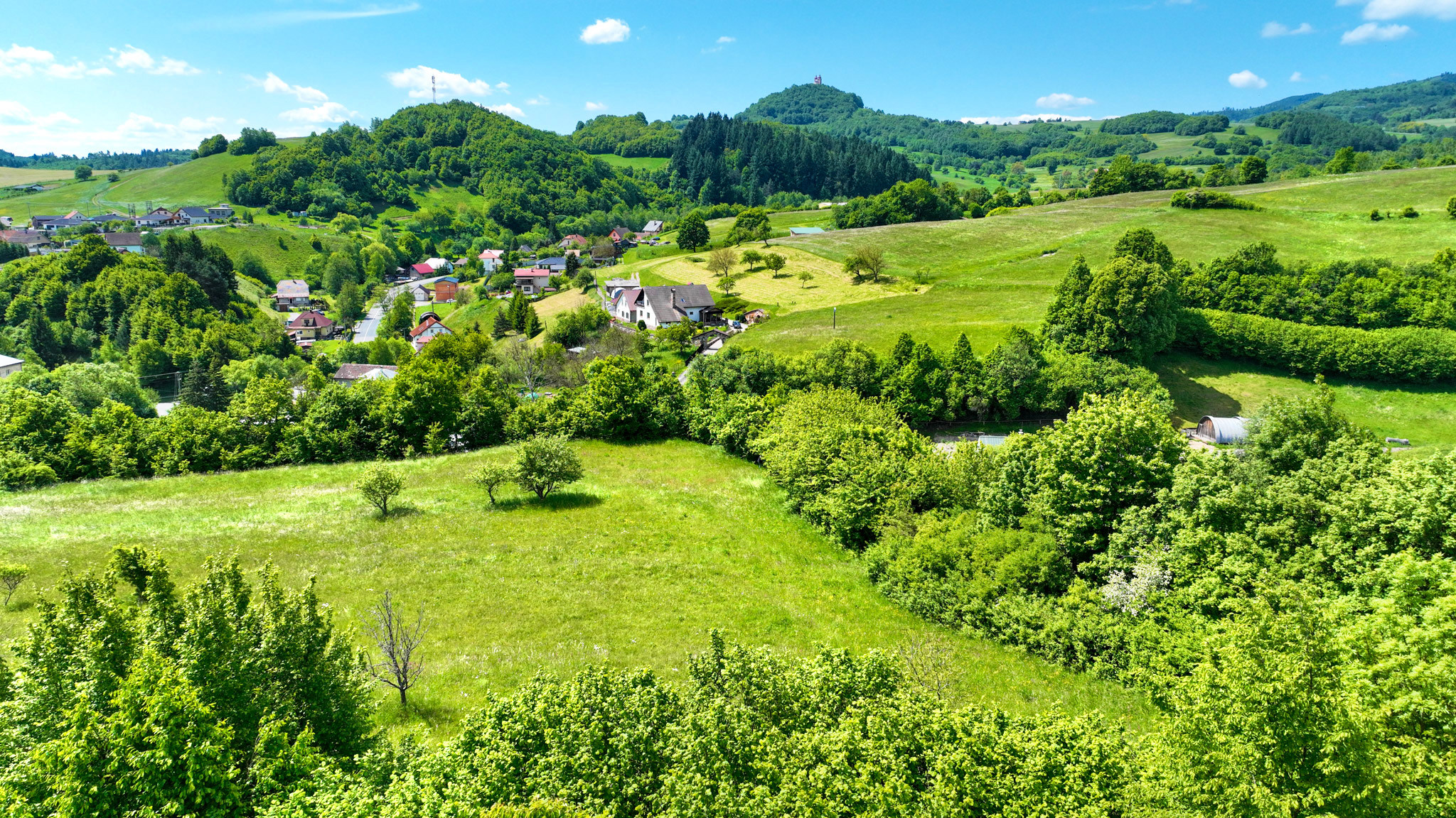 Rovinatý, slnečný pozemok s možnosťou stavby, Banská Belá