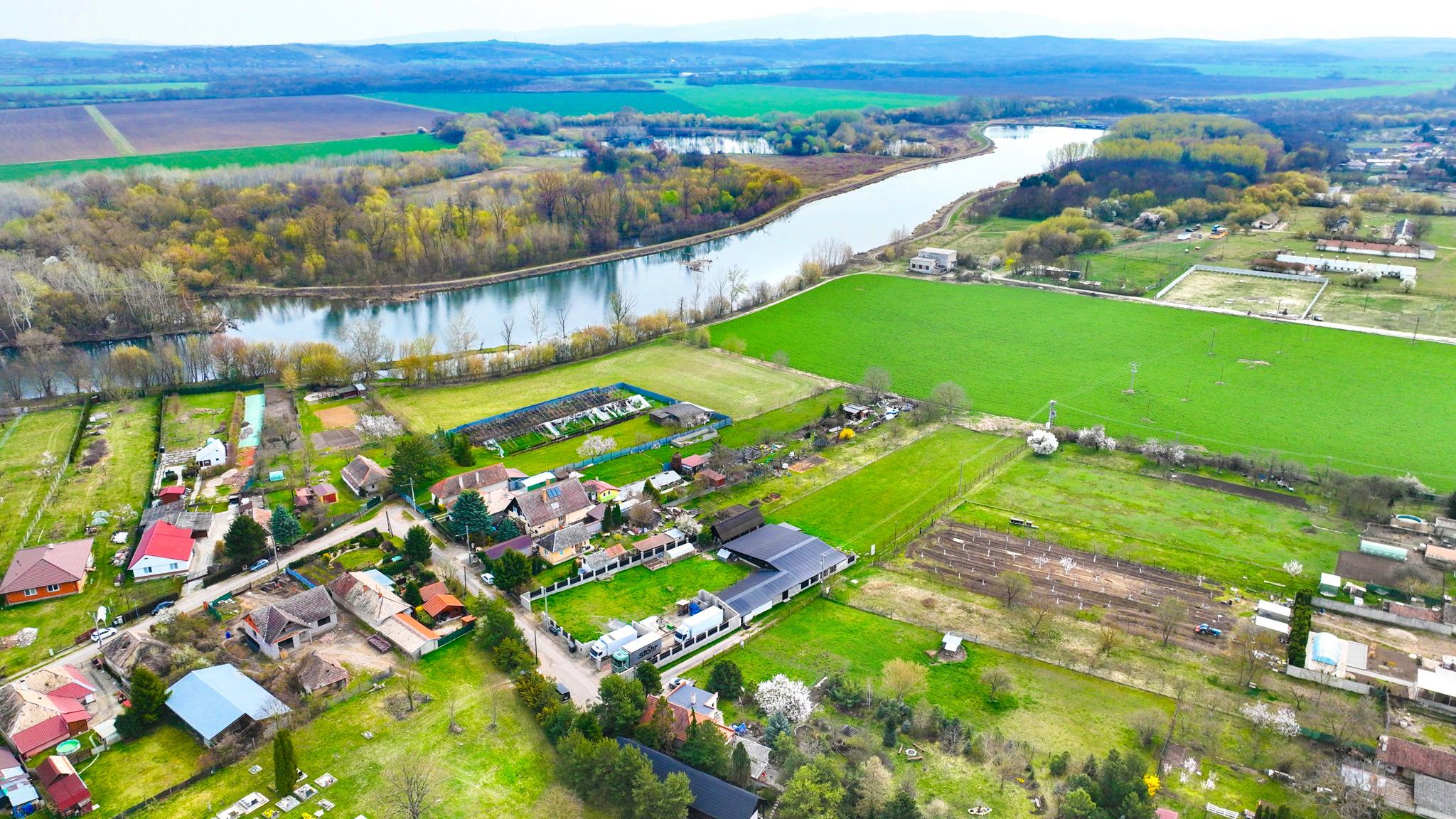 Zabehnutá menšia farma s pozemkom 3800m2 Želiezovce
