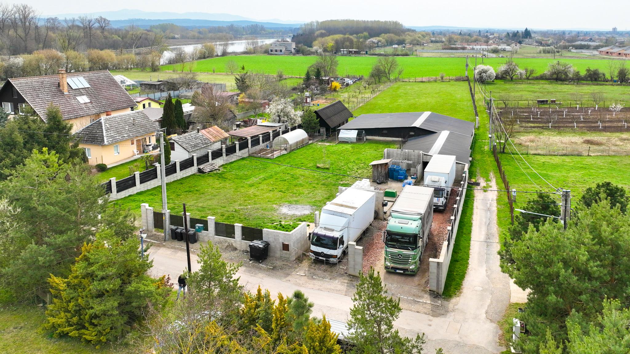 Zabehnutá menšia farma s pozemkom 3800m2 Želiezovce