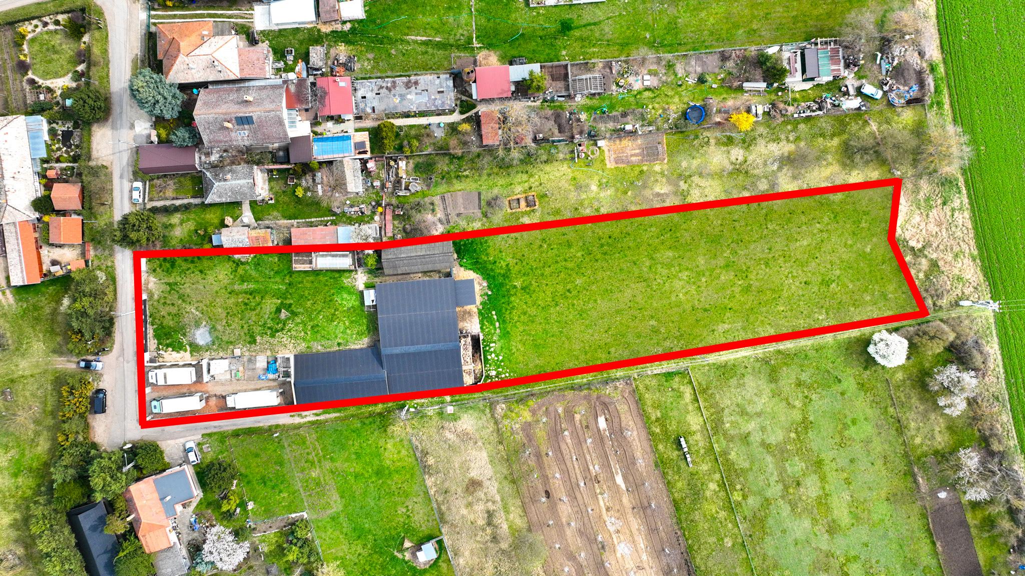 Zabehnutá menšia farma s pozemkom 3800m2 Želiezovce