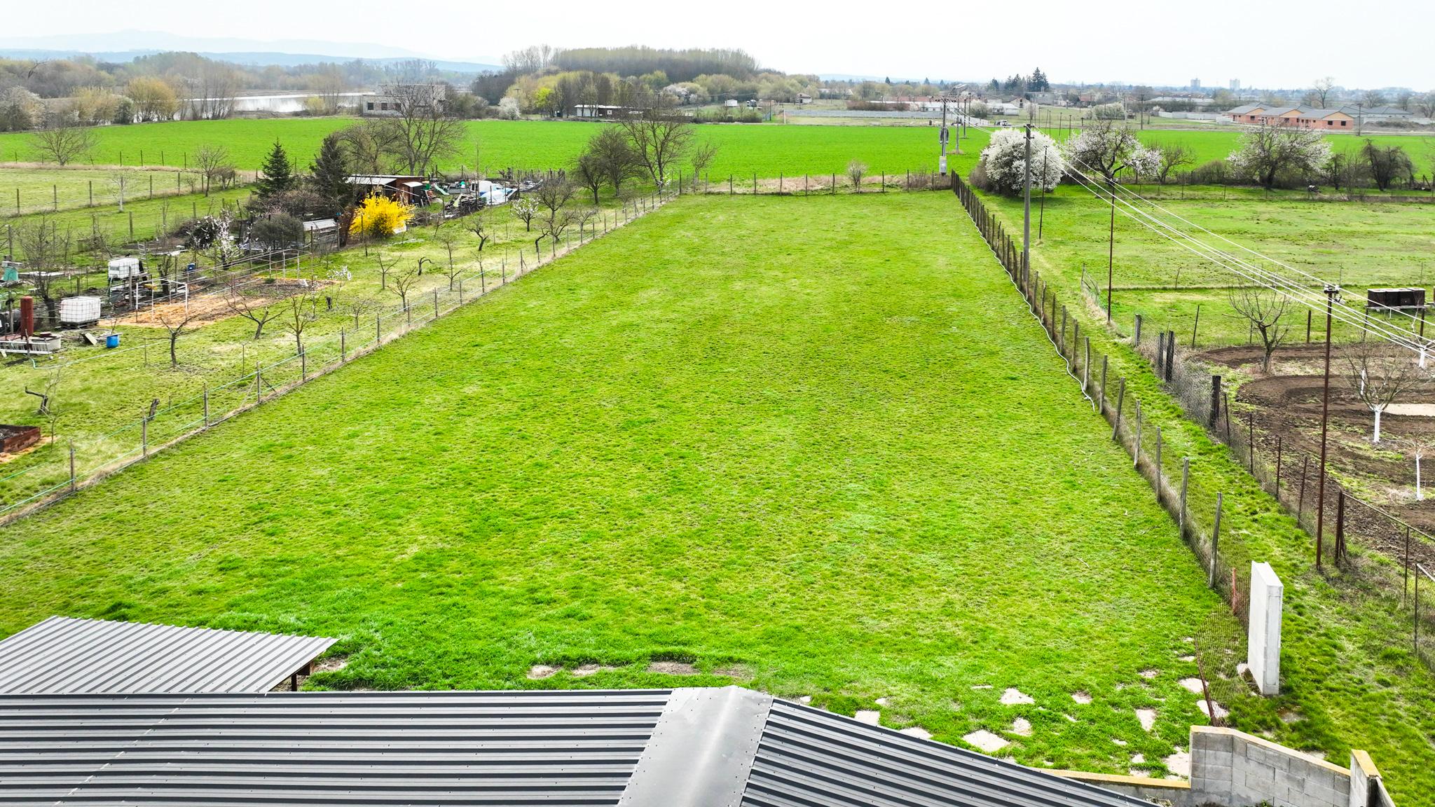 Zabehnutá menšia farma s pozemkom 3800m2 Želiezovce