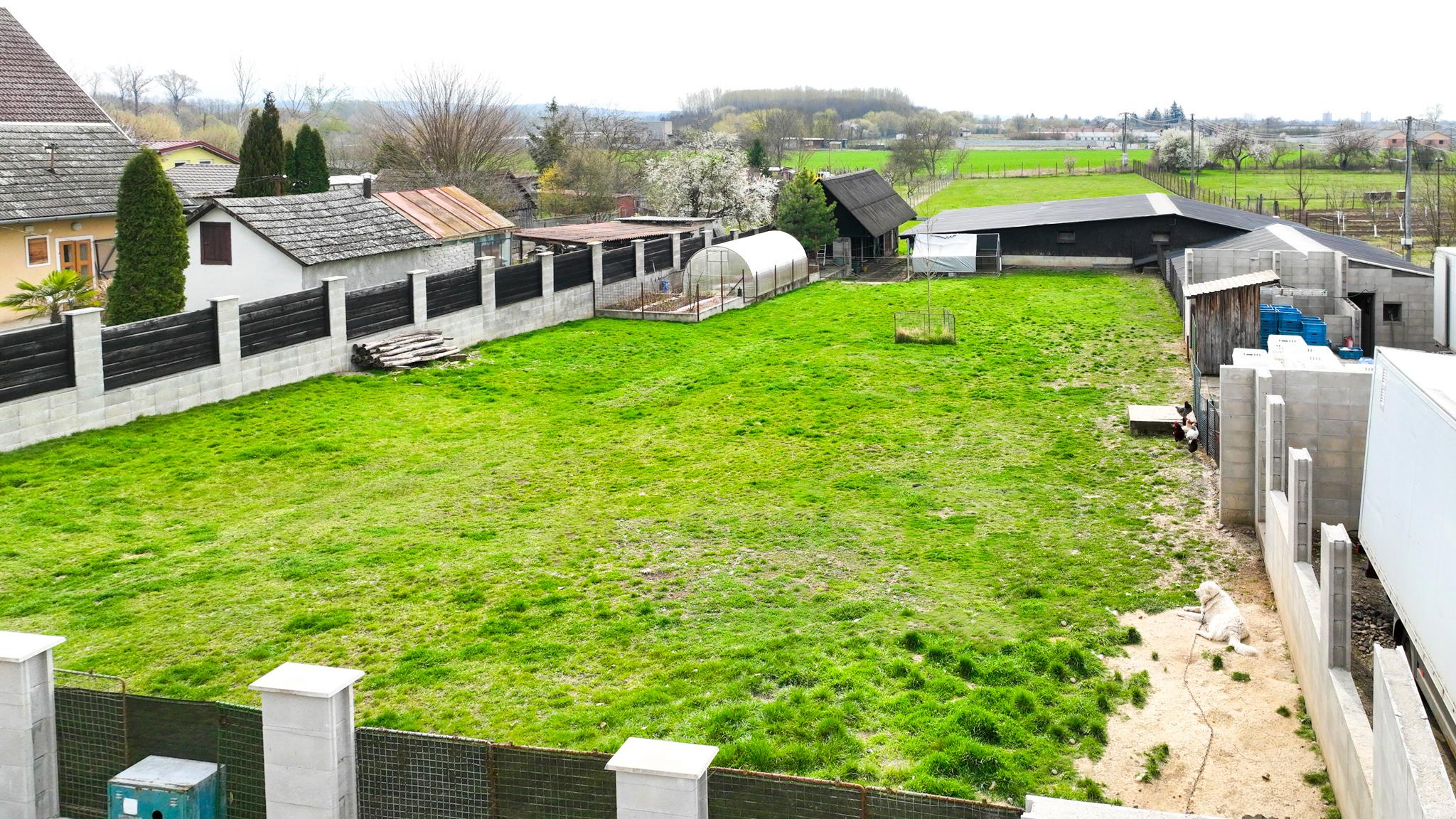 Zabehnutá menšia farma s pozemkom 3800m2 Želiezovce