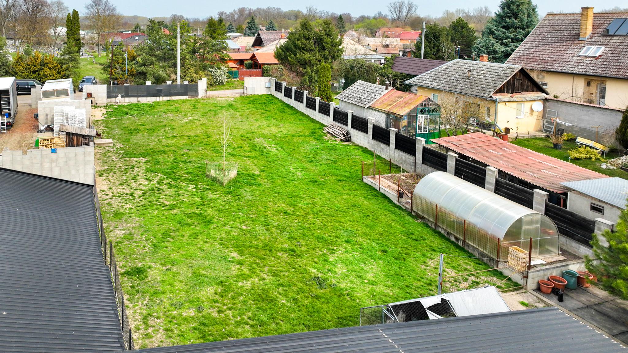 Zabehnutá menšia farma s pozemkom 3800m2 Želiezovce