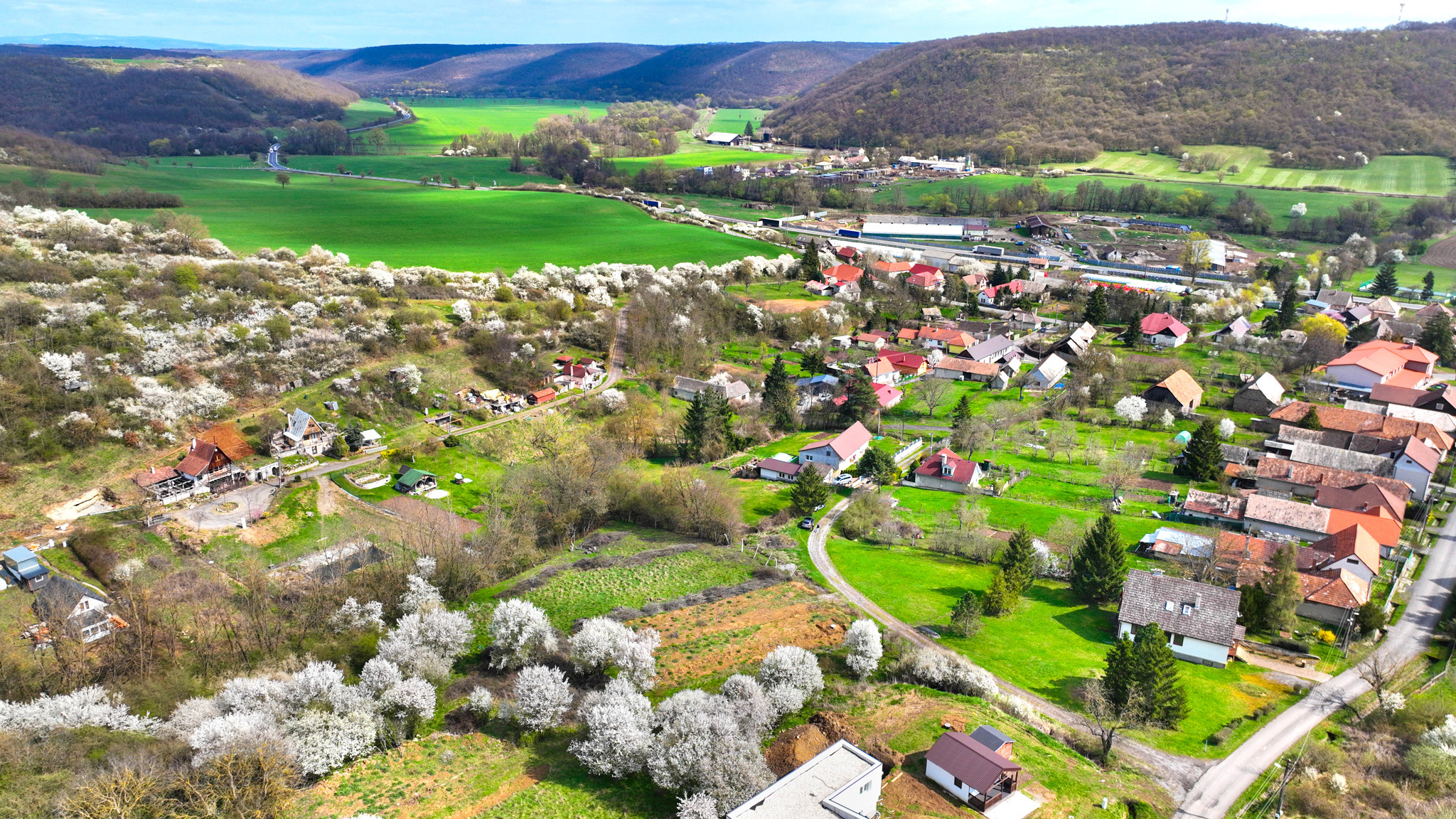 Slnečný stavebný pozemok 3500m2 Hontianske Tesáre