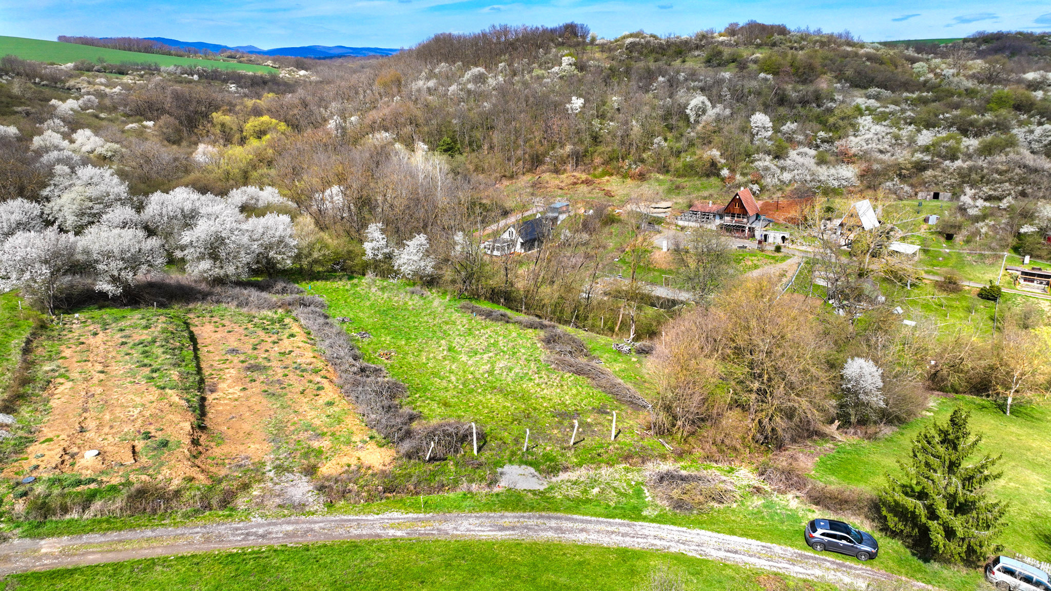 Slnečný stavebný pozemok 3500m2 Hontianske Tesáre