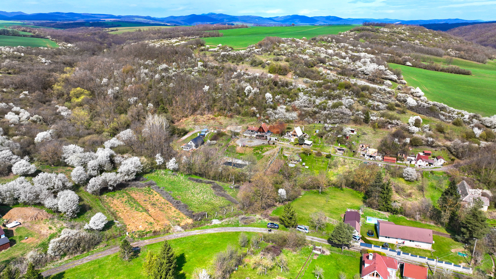 Slnečný stavebný pozemok 3500m2 Hontianske Tesáre