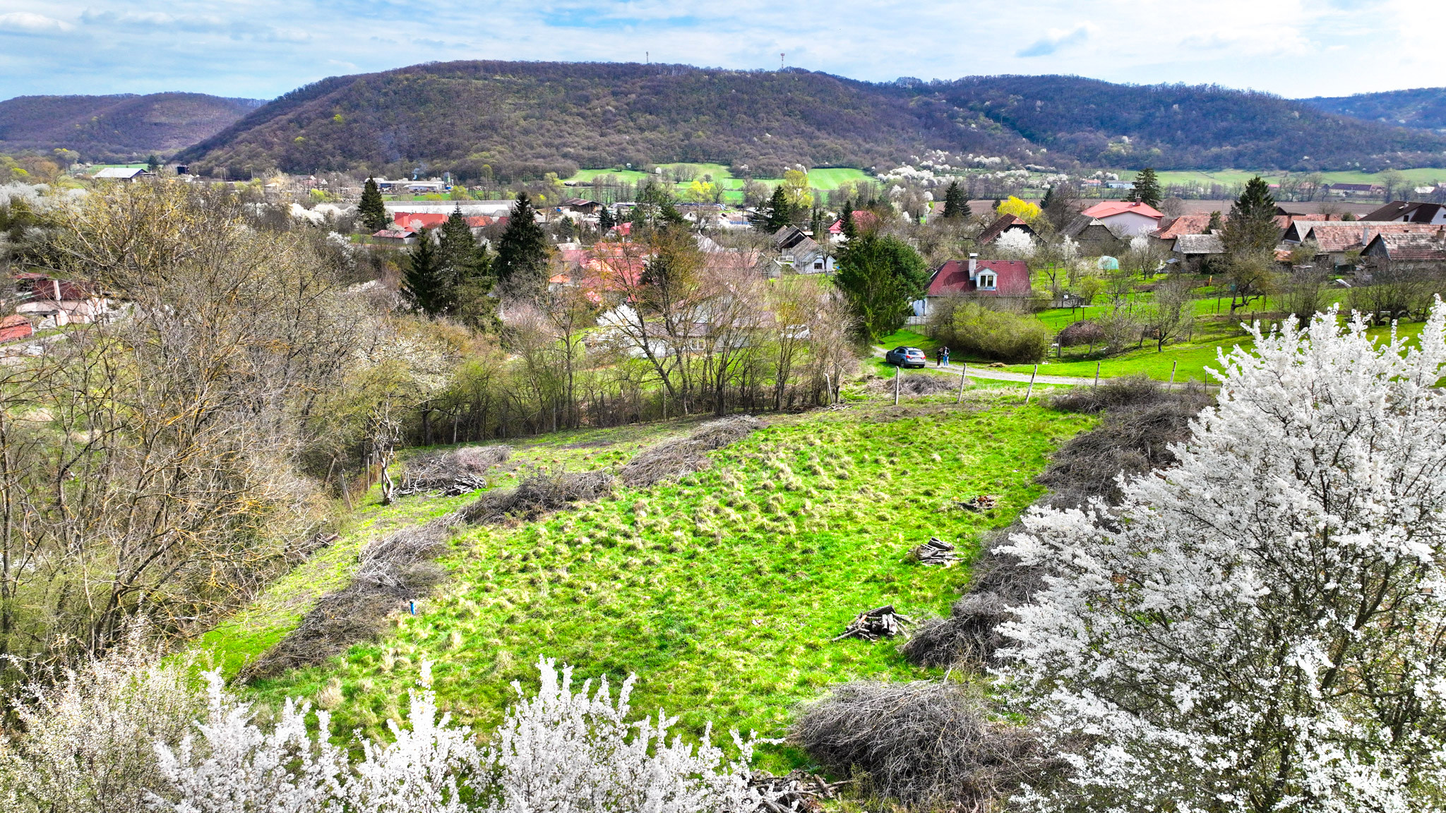 Slnečný stavebný pozemok 3500m2 Hontianske Tesáre