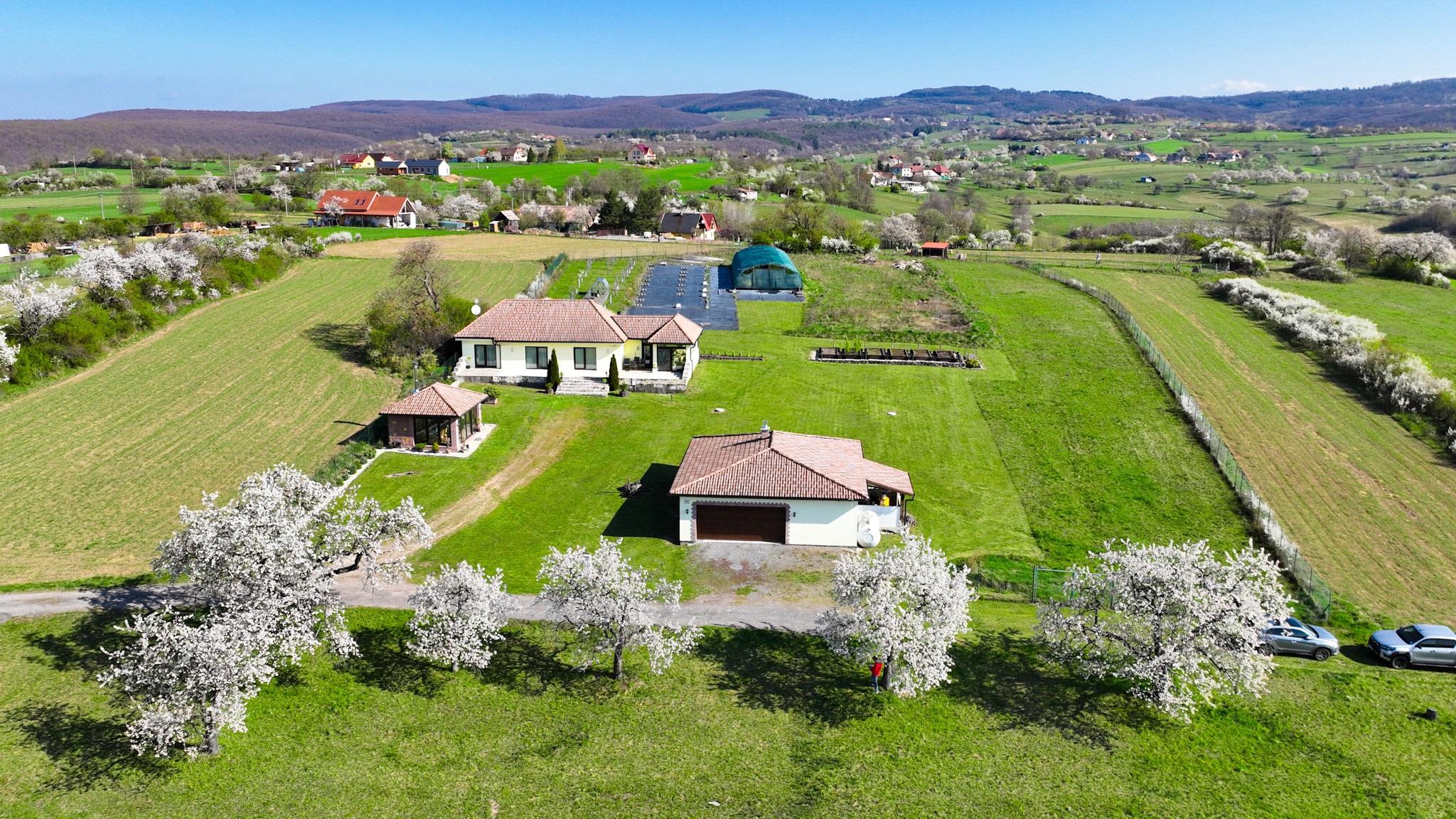 Moderná rodinná usadlosť, pozemok o veľkosti 9000m2, Krupina
