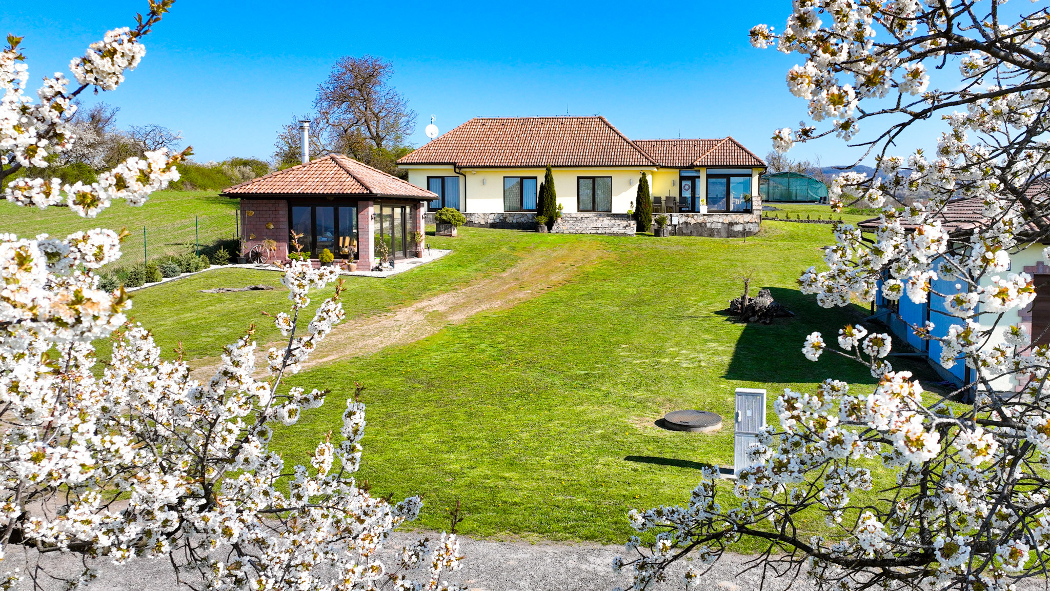 Moderná rodinná usadlosť, pozemok o veľkosti 9000m2, Krupina