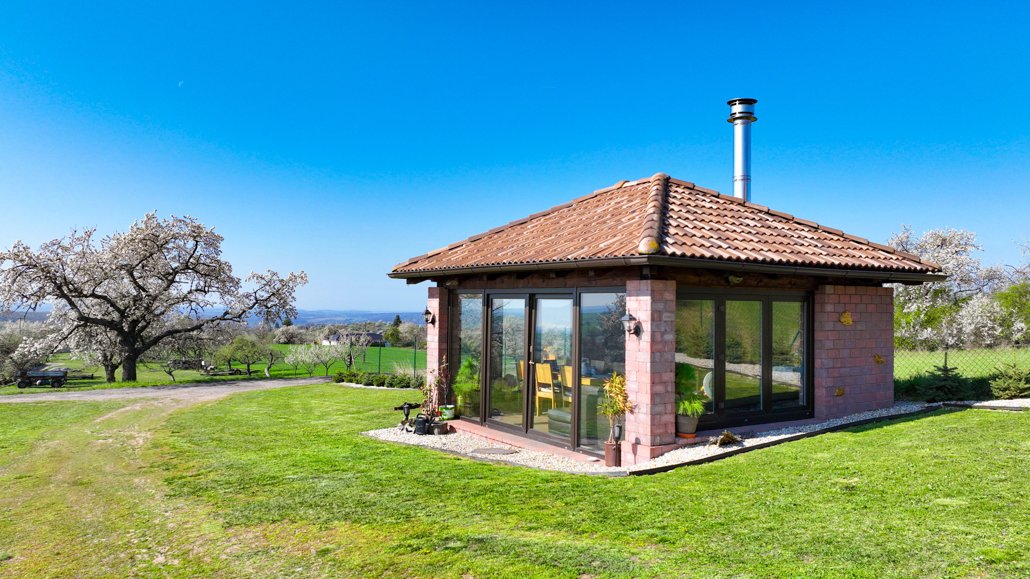 Moderná rodinná usadlosť, pozemok o veľkosti 9000m2, Krupina