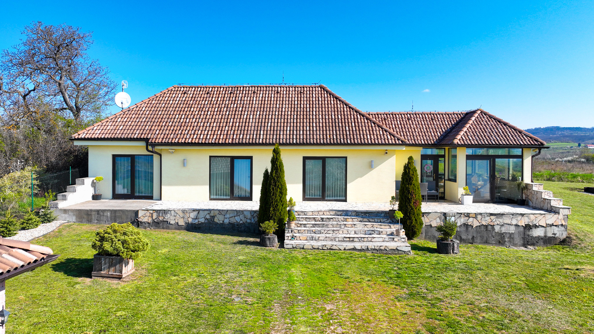 Moderná rodinná usadlosť, pozemok o veľkosti 9000m2, Krupina