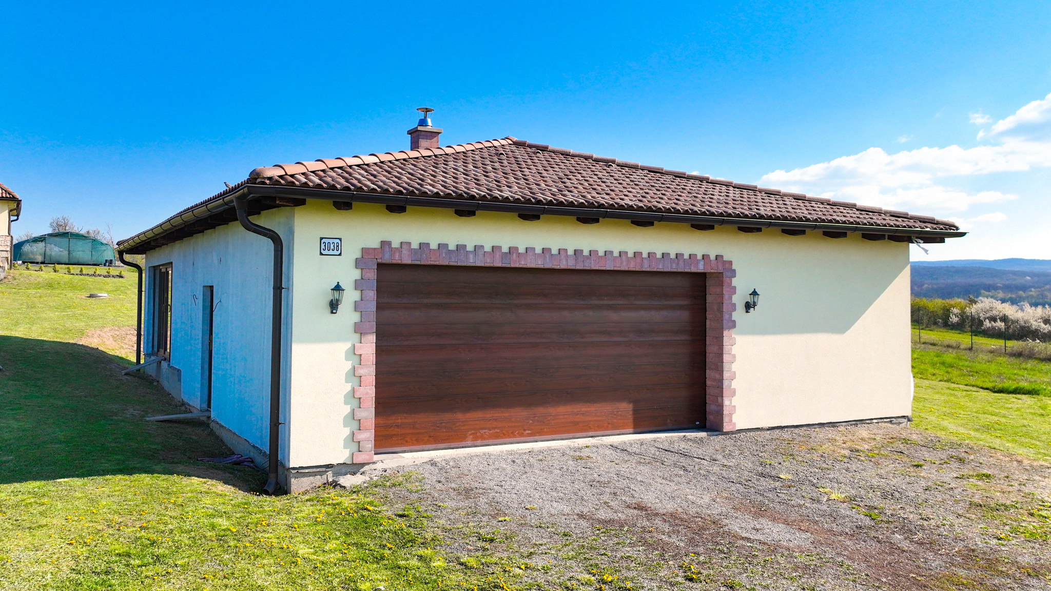 Moderná rodinná usadlosť, pozemok o veľkosti 9000m2, Krupina