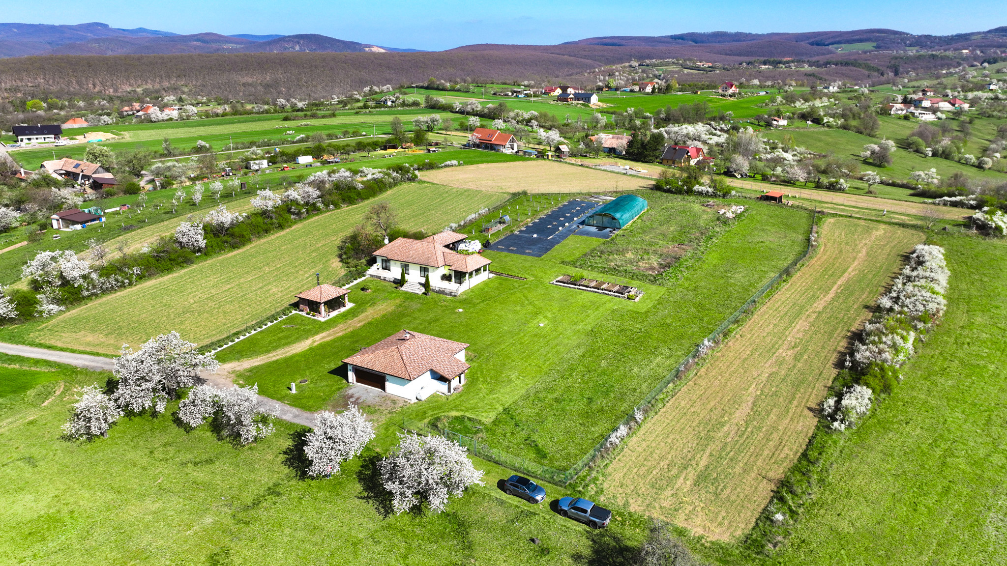 Moderná rodinná usadlosť, pozemok o veľkosti 9000m2, Krupina