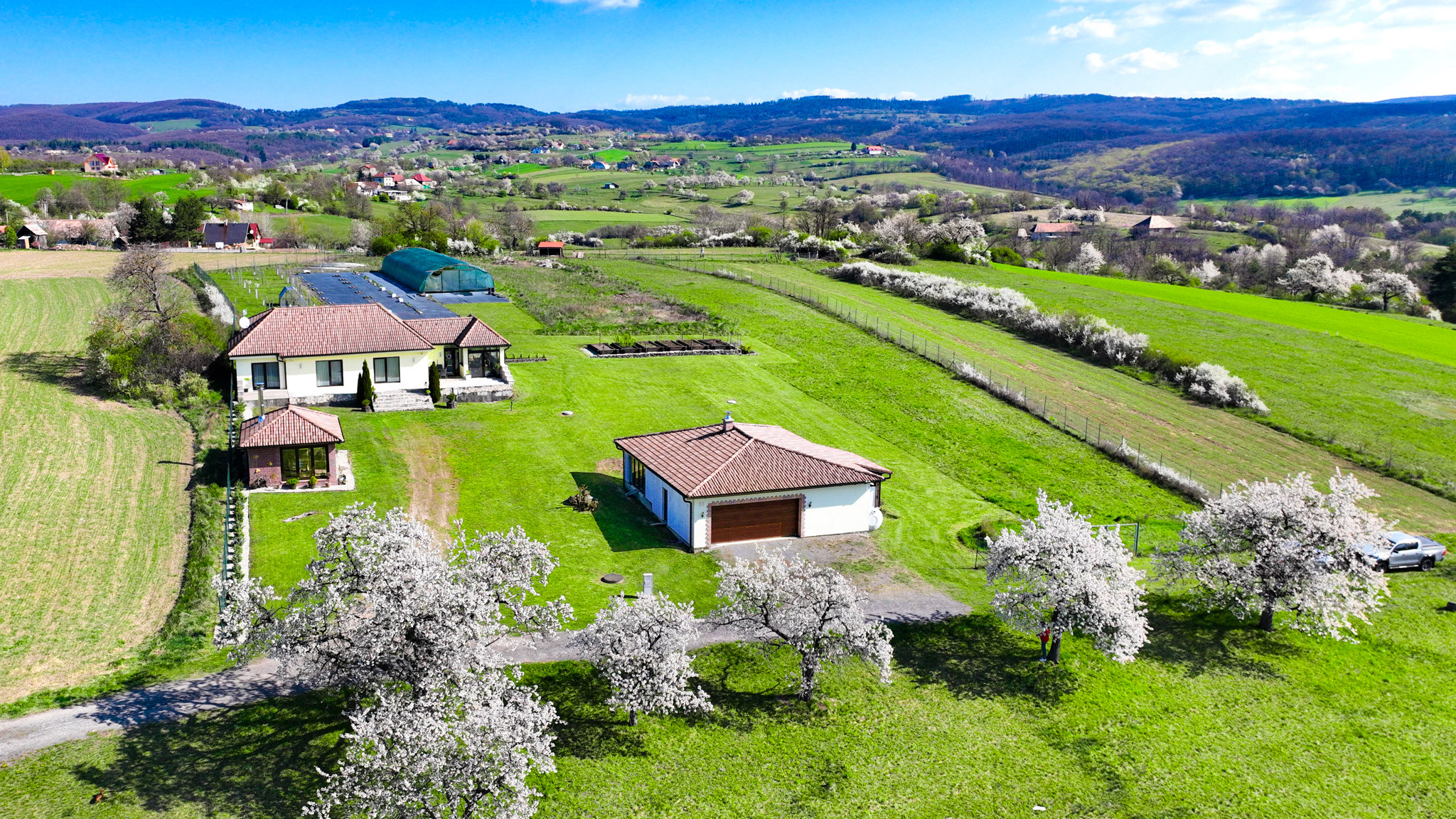 Moderná rodinná usadlosť, pozemok o veľkosti 9000m2, Krupina