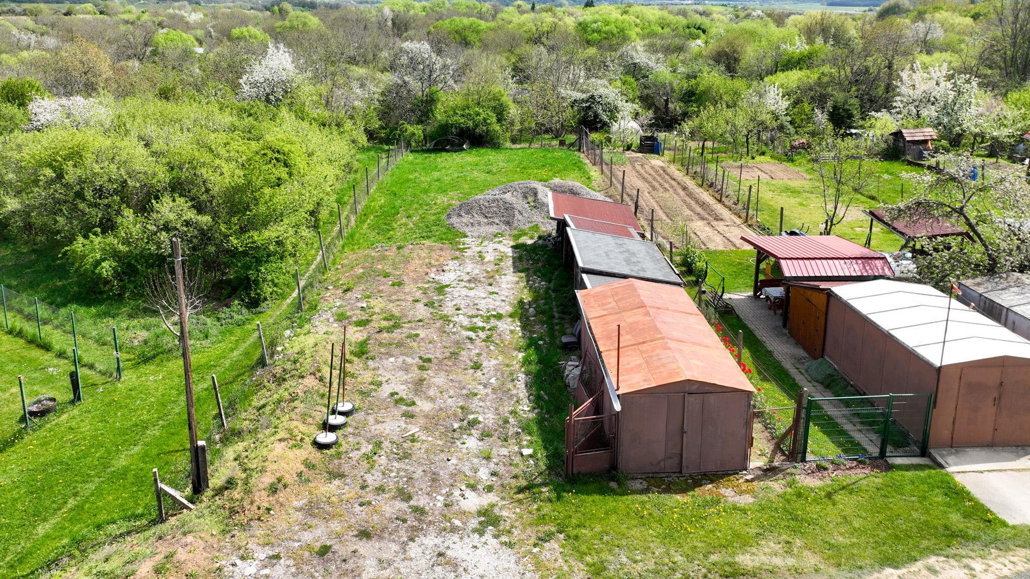 Viacúčelový investičný rovinatý pozemok 750m2 Pukanec